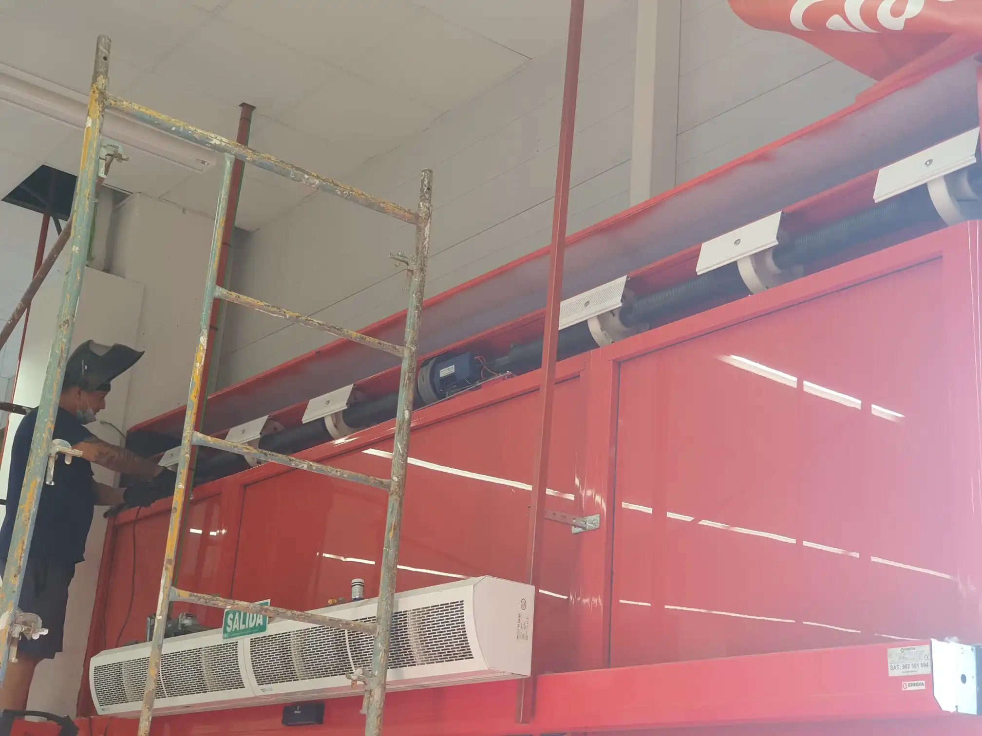 Empresa de reparacion de persianas metalicas en Elda Motorización de persianas de comercio en Elda